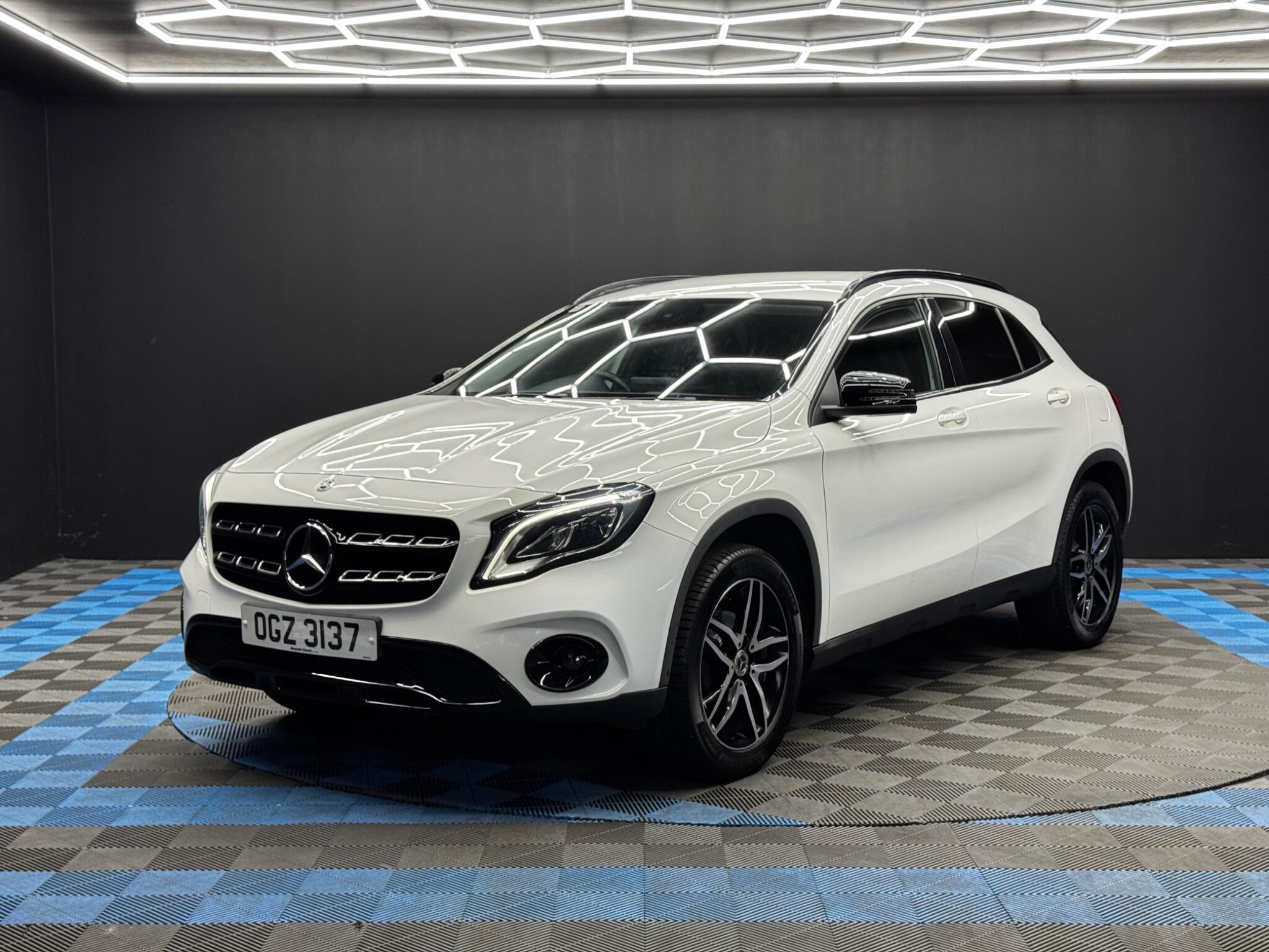 Mercedes-Benz Gla view 3