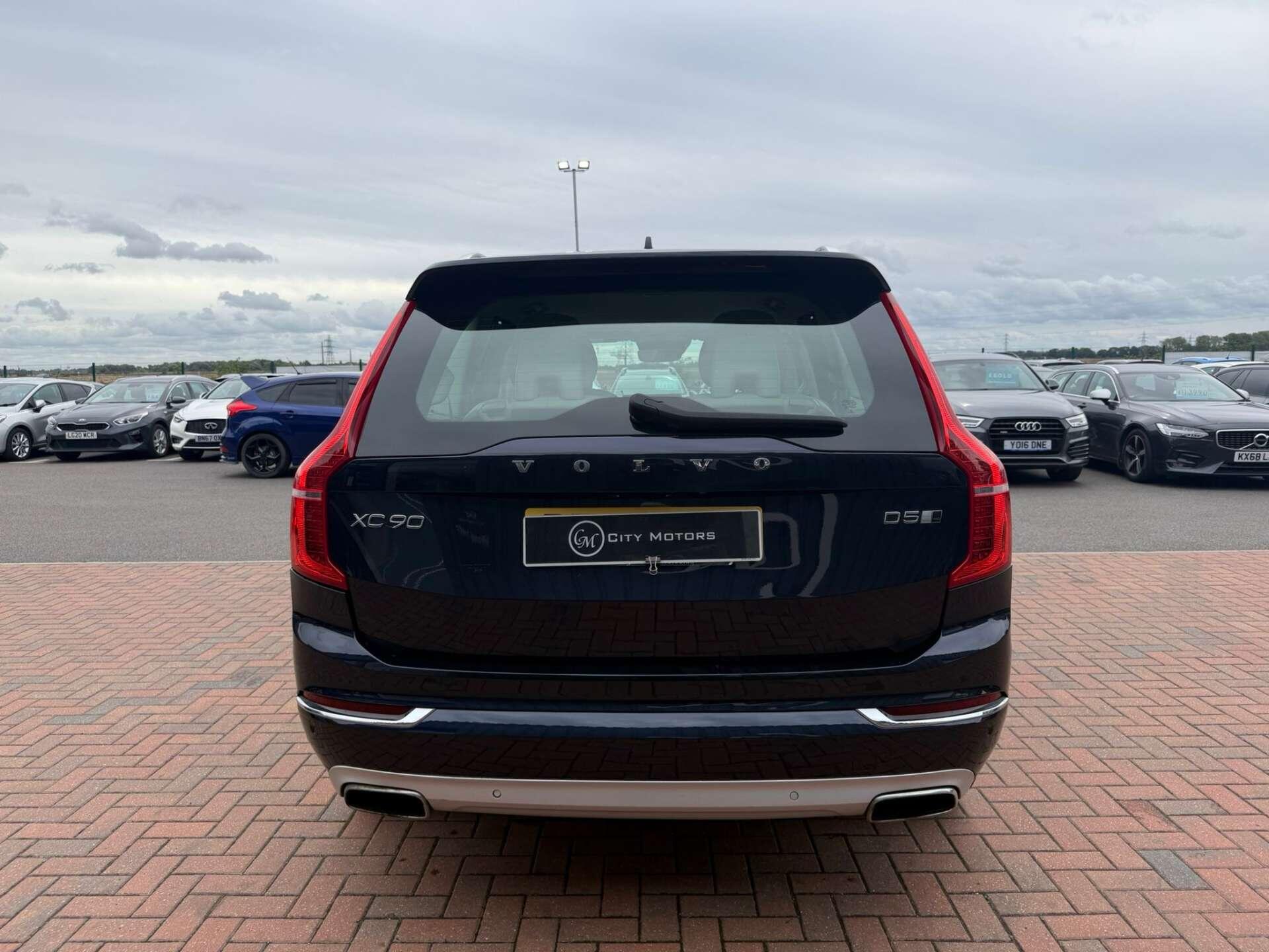Volvo XC90 view 11