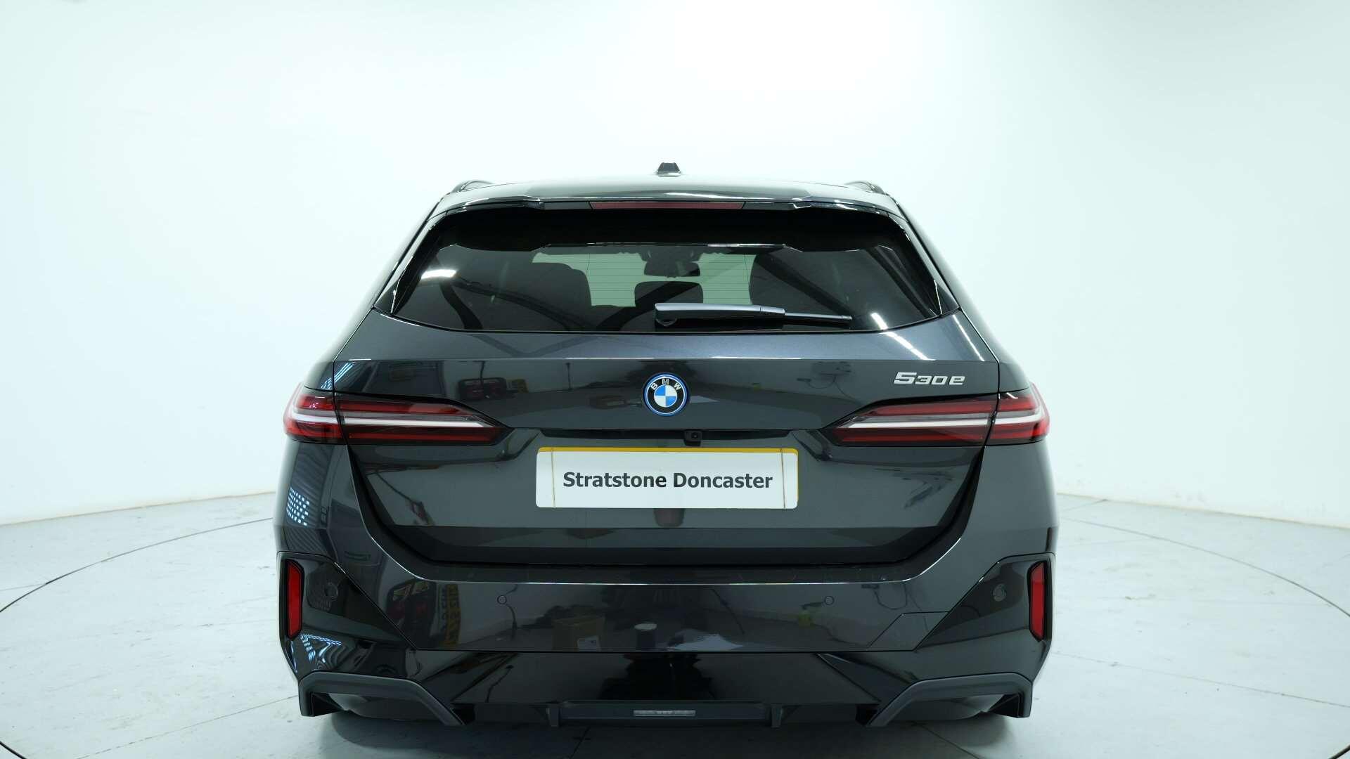 BMW 5 Series view 16