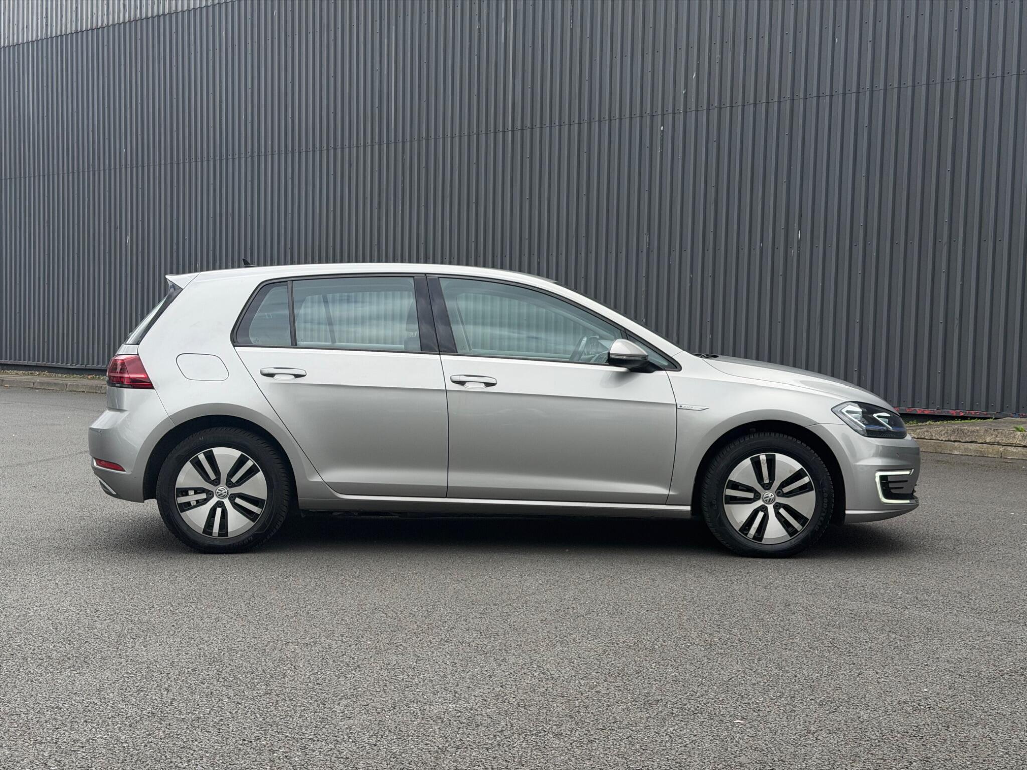 Volkswagen E-Golf view 3