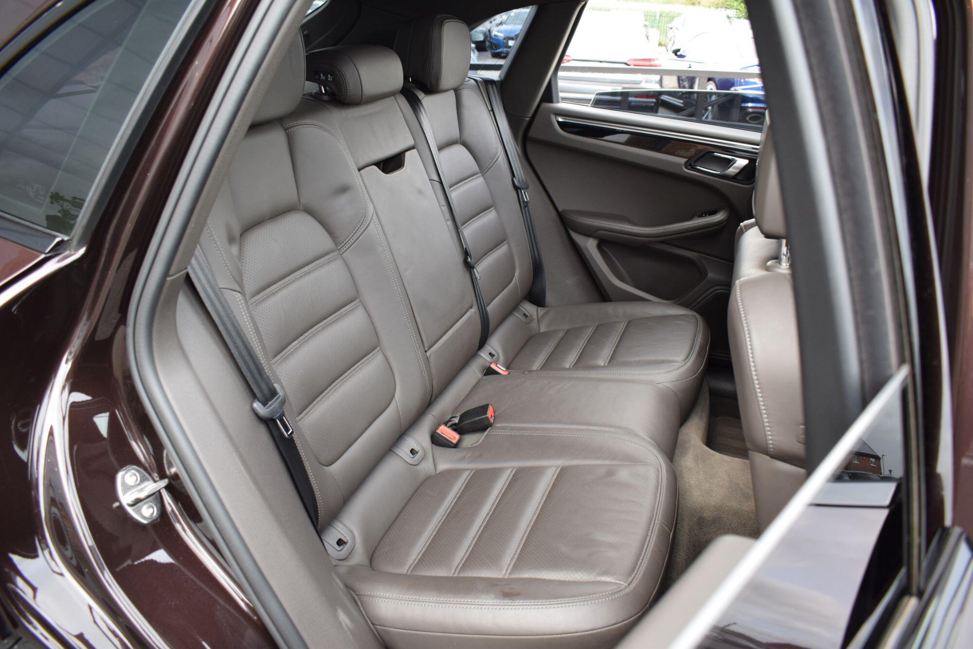 Porsche Macan view 20