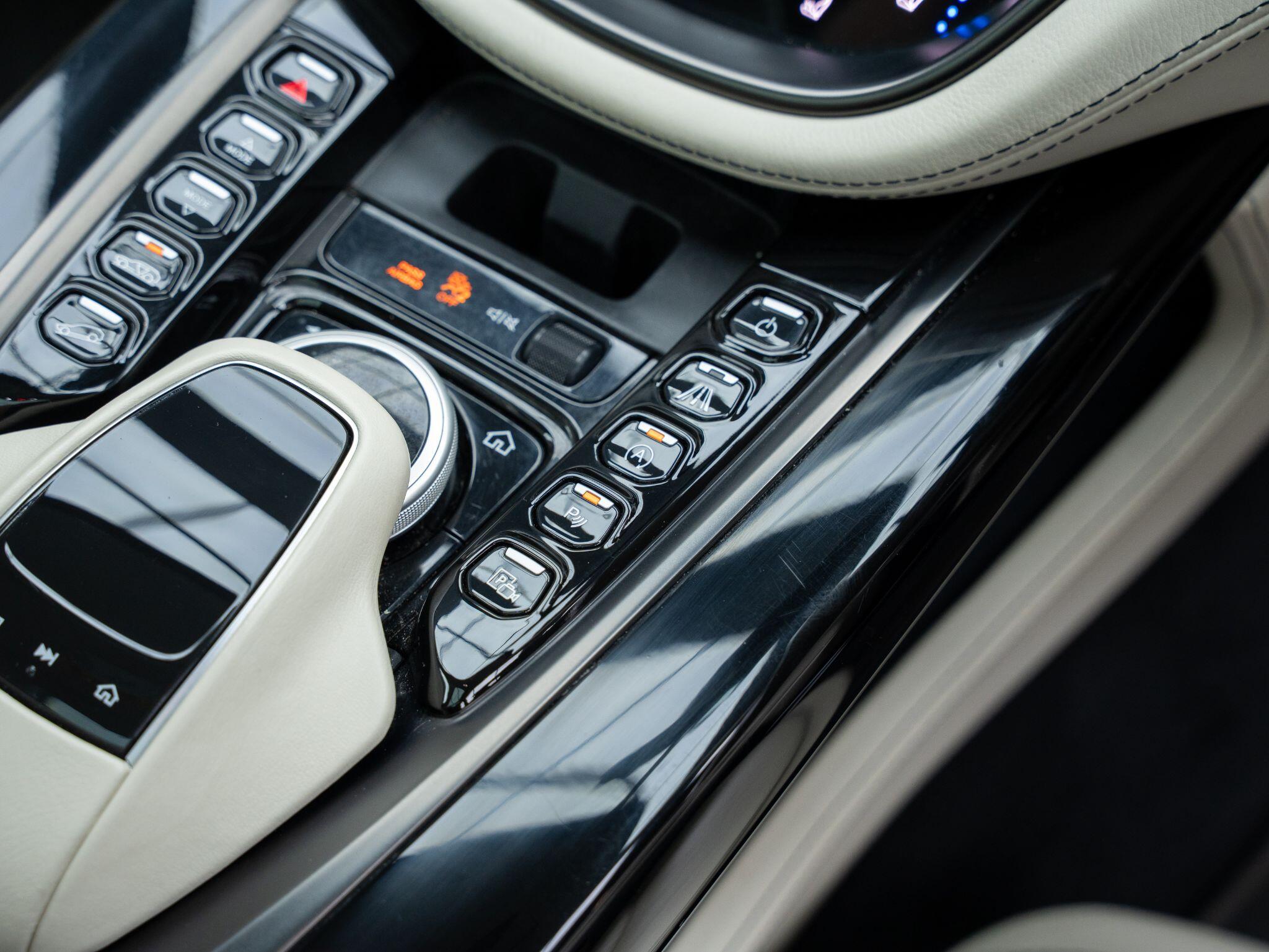 Aston Martin DBX view 31