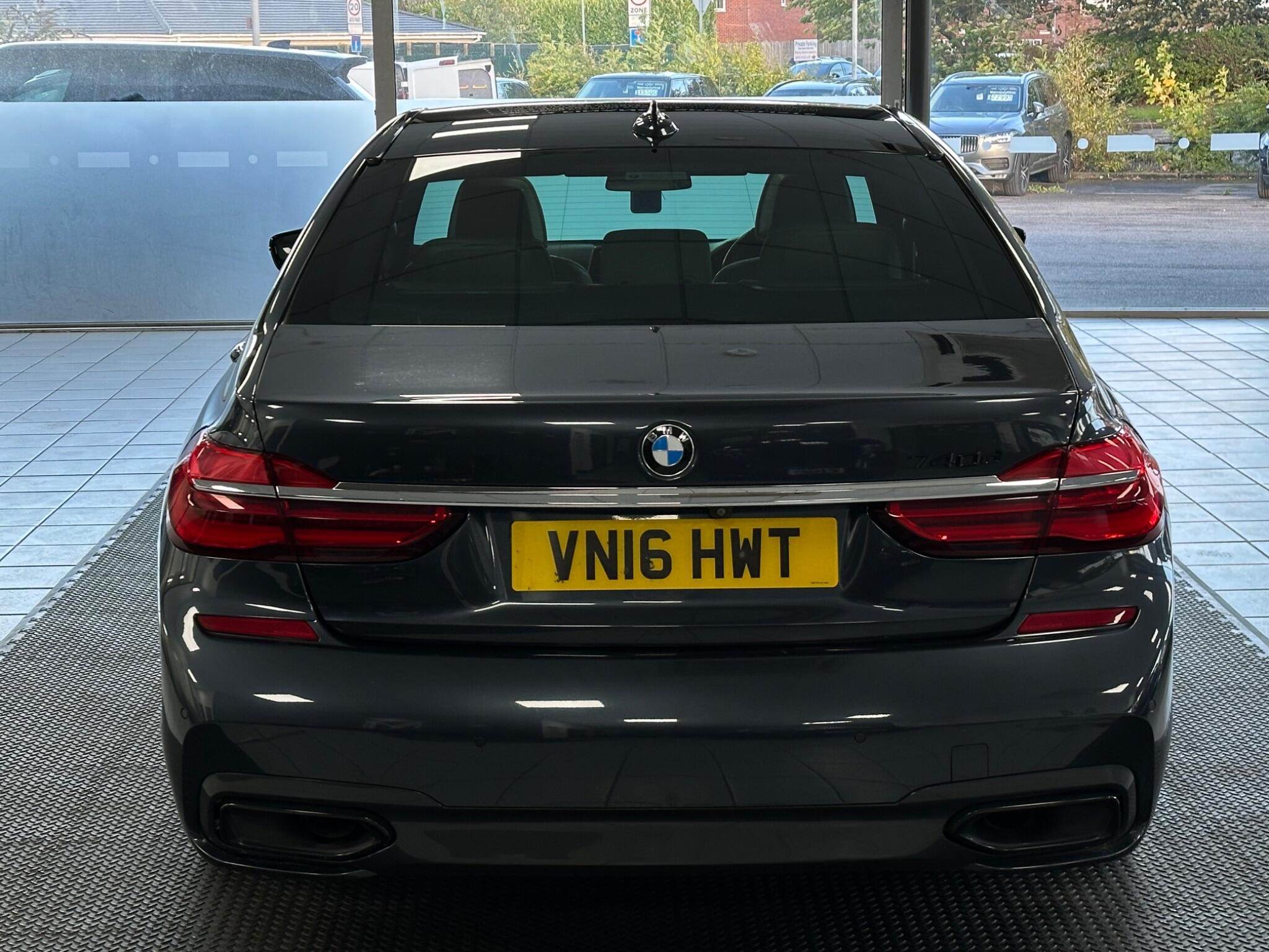 BMW 7 Series view 11