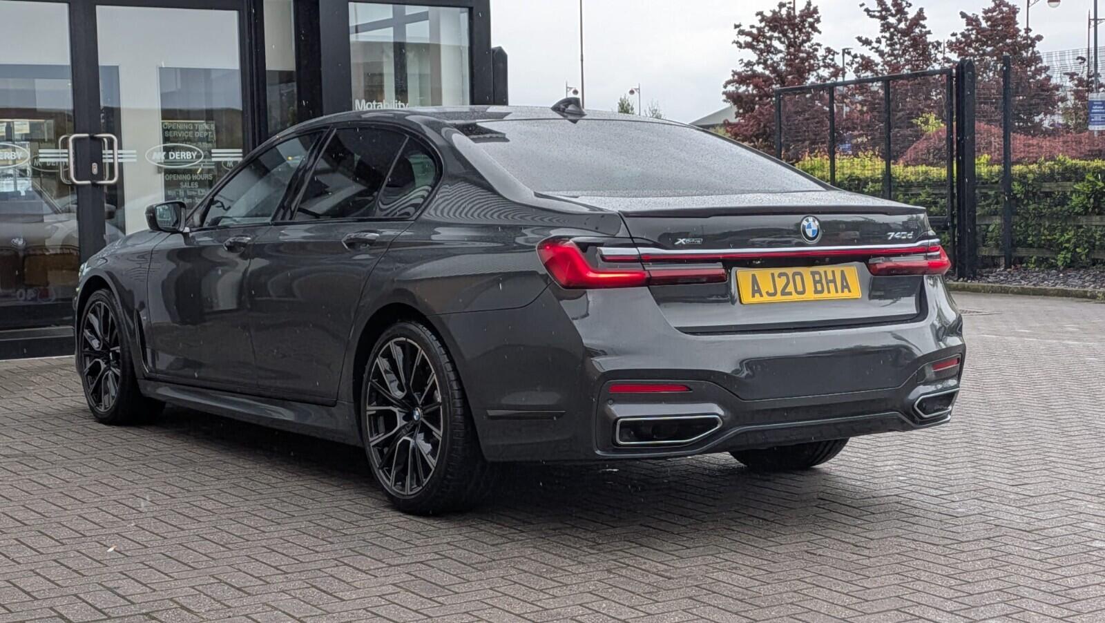 BMW 7 Series view 13