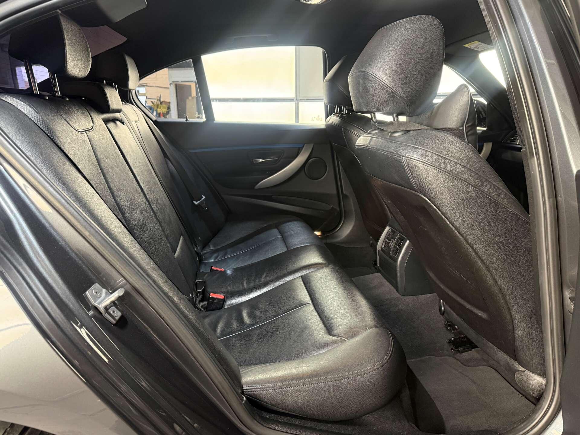 BMW 3 Series view 15