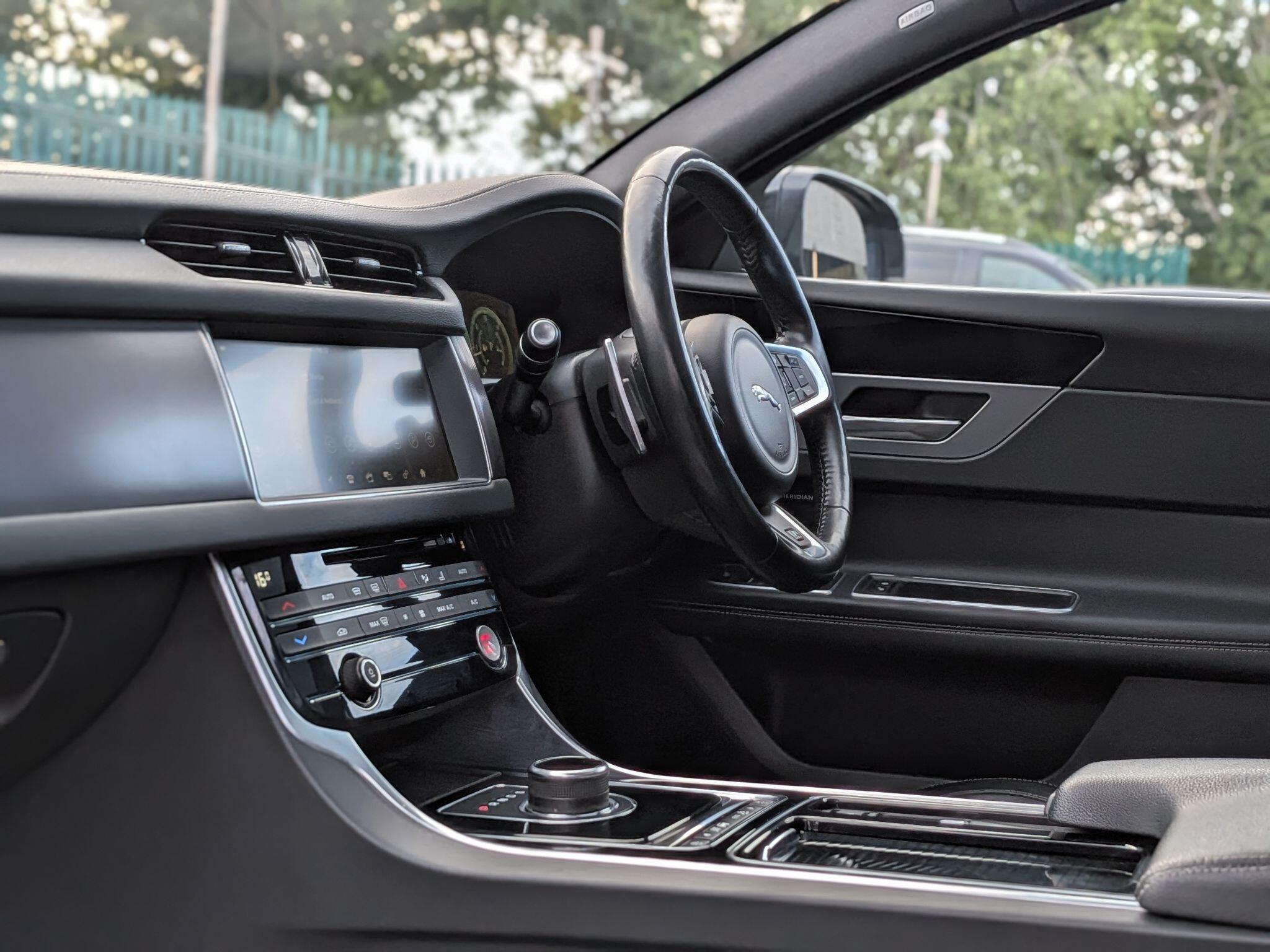 Jaguar XF view 18