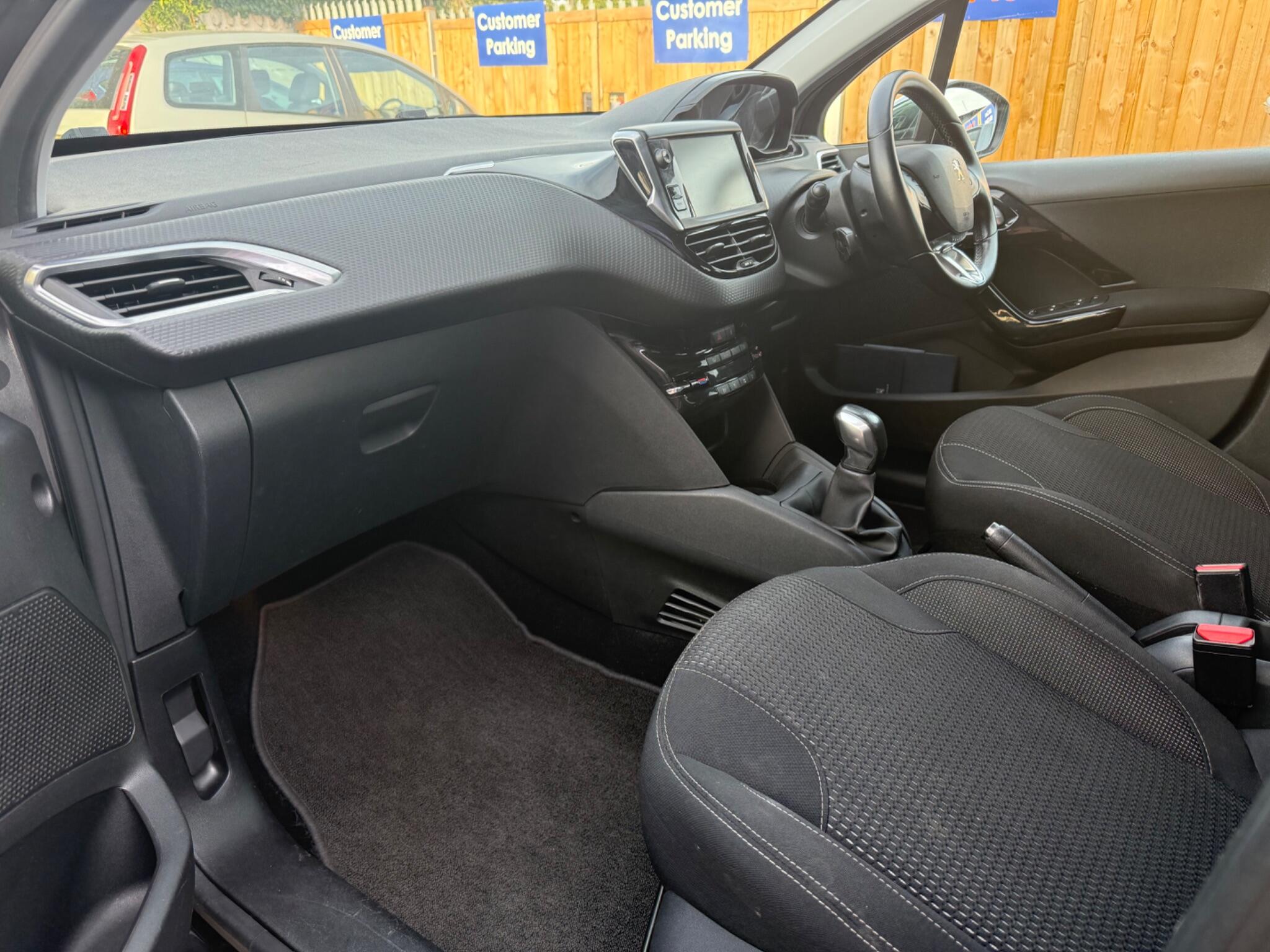 Peugeot 208 view 8
