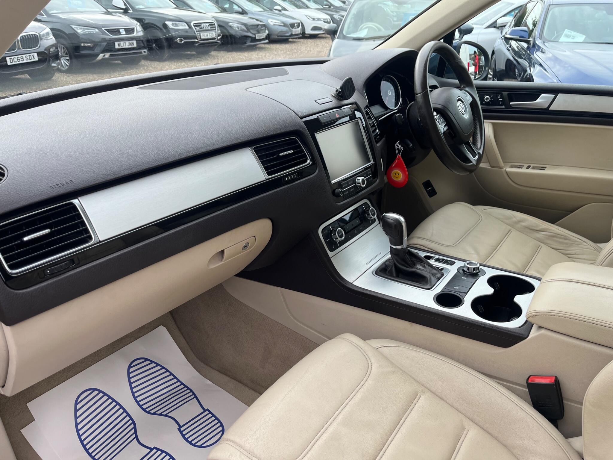 Volkswagen Touareg view 10
