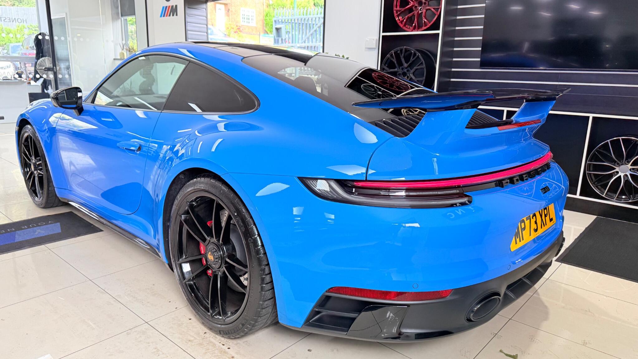 Porsche 911 view 7