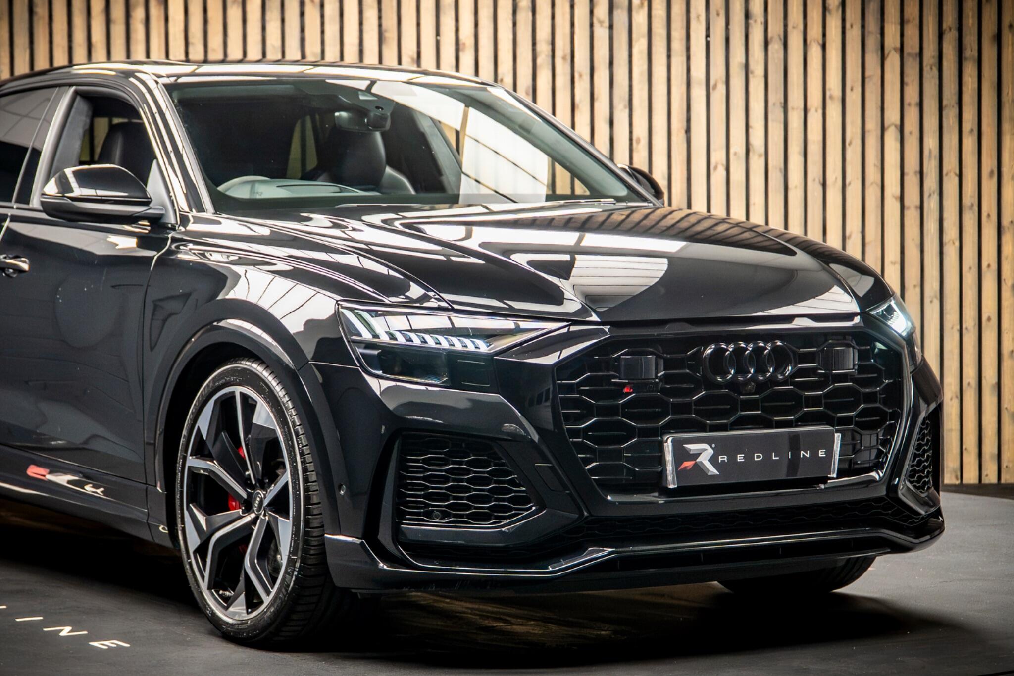 Audi RS Q8 view 12