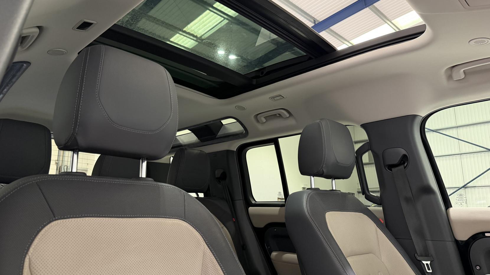 Land Rover Defender view 29