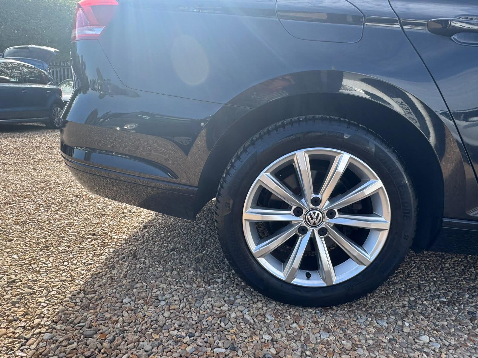 Volkswagen Passat view 24