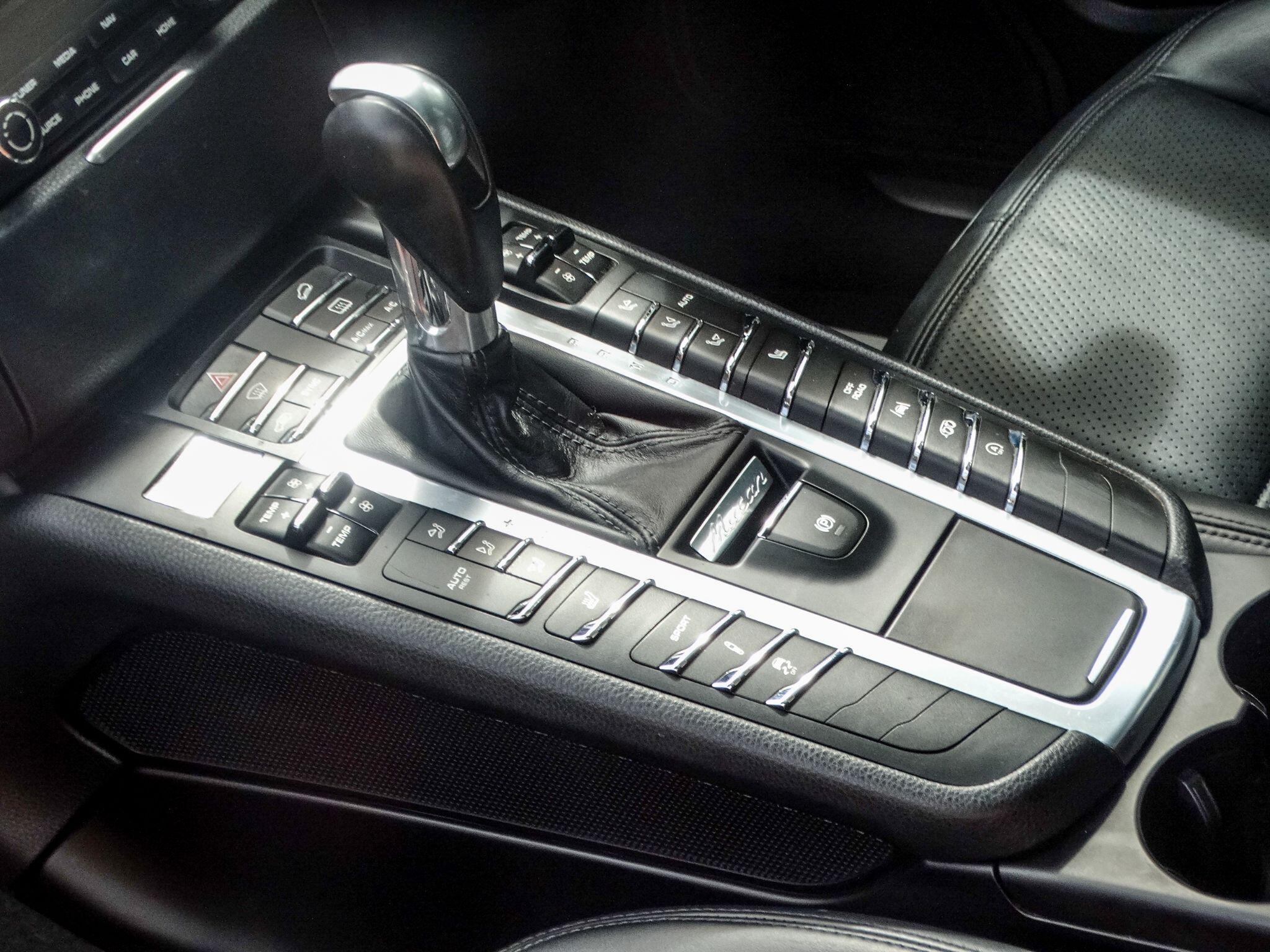 Porsche Macan view 17