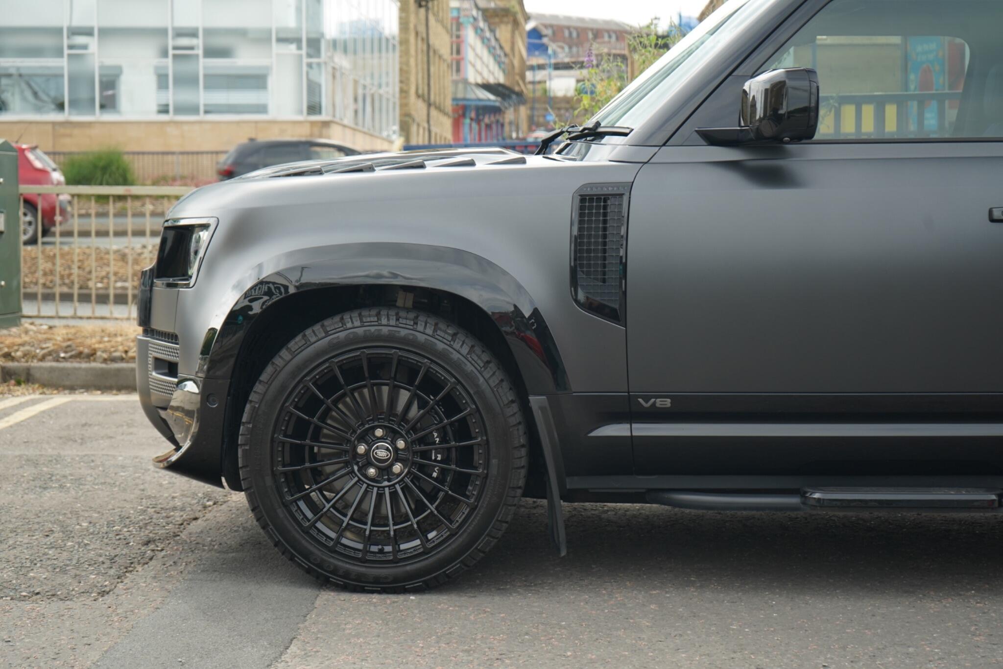 Land Rover Defender 90 view 11