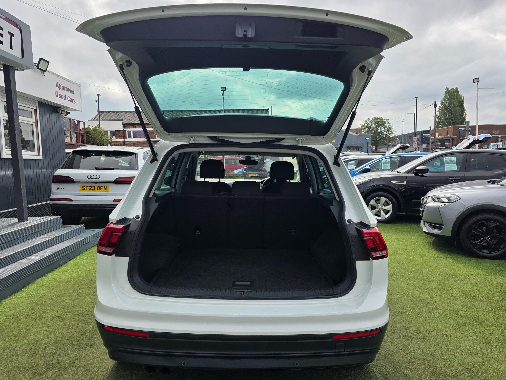Volkswagen Tiguan view 13
