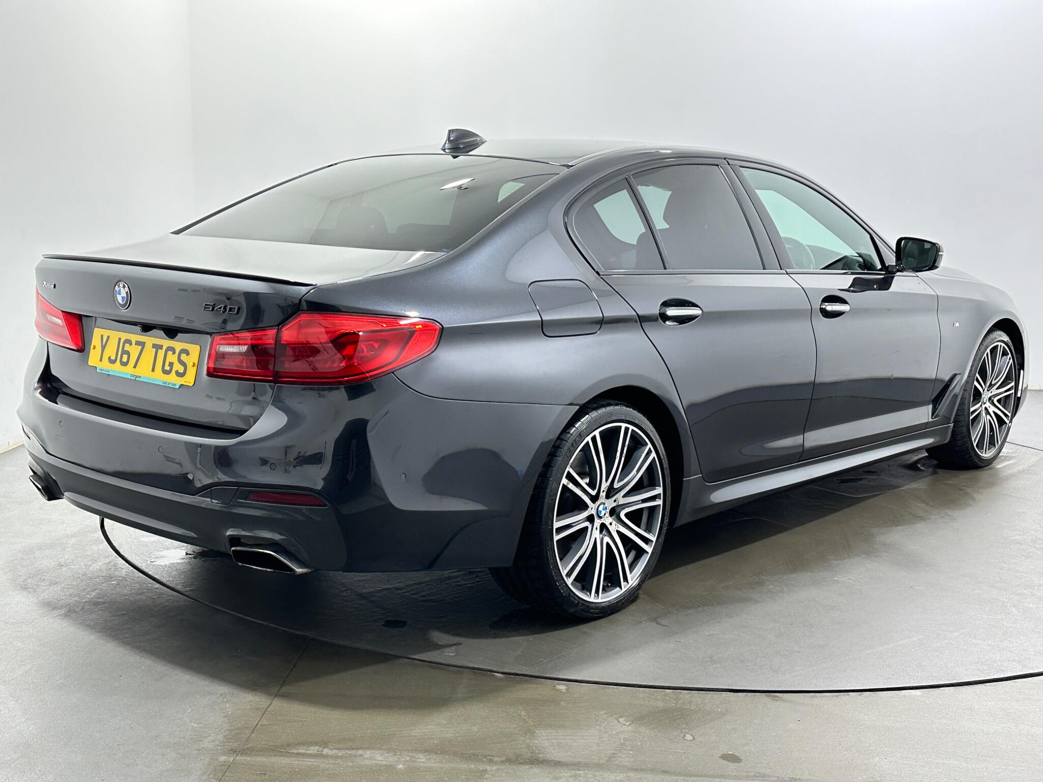 BMW 5 Series view 8