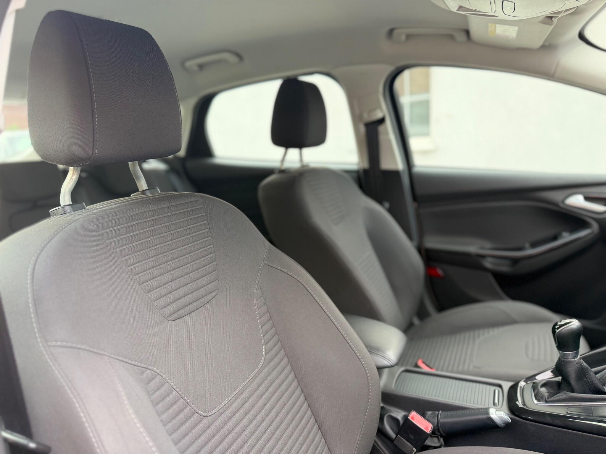 Ford Focus view 20