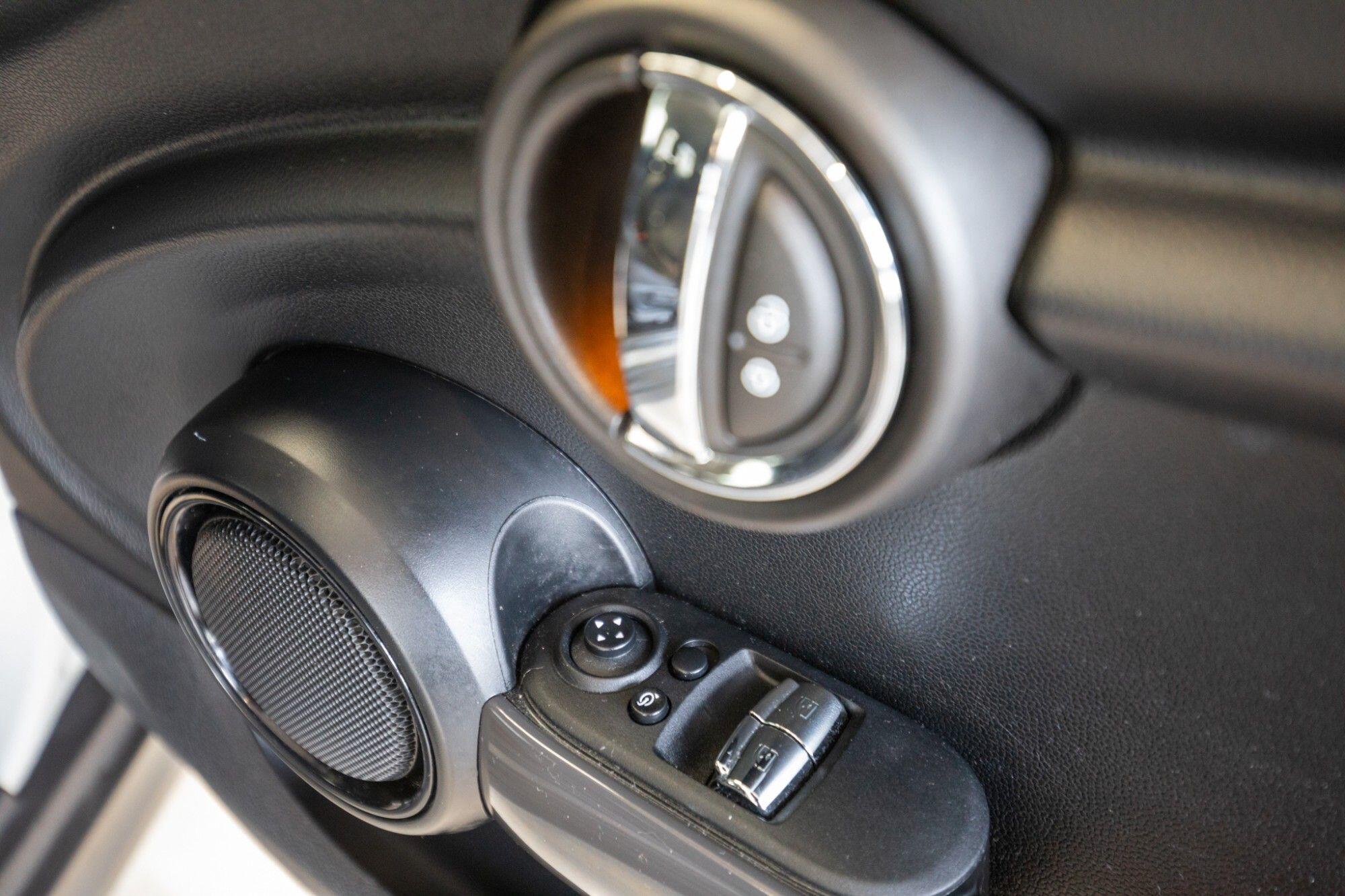 Mini Hatch view 14