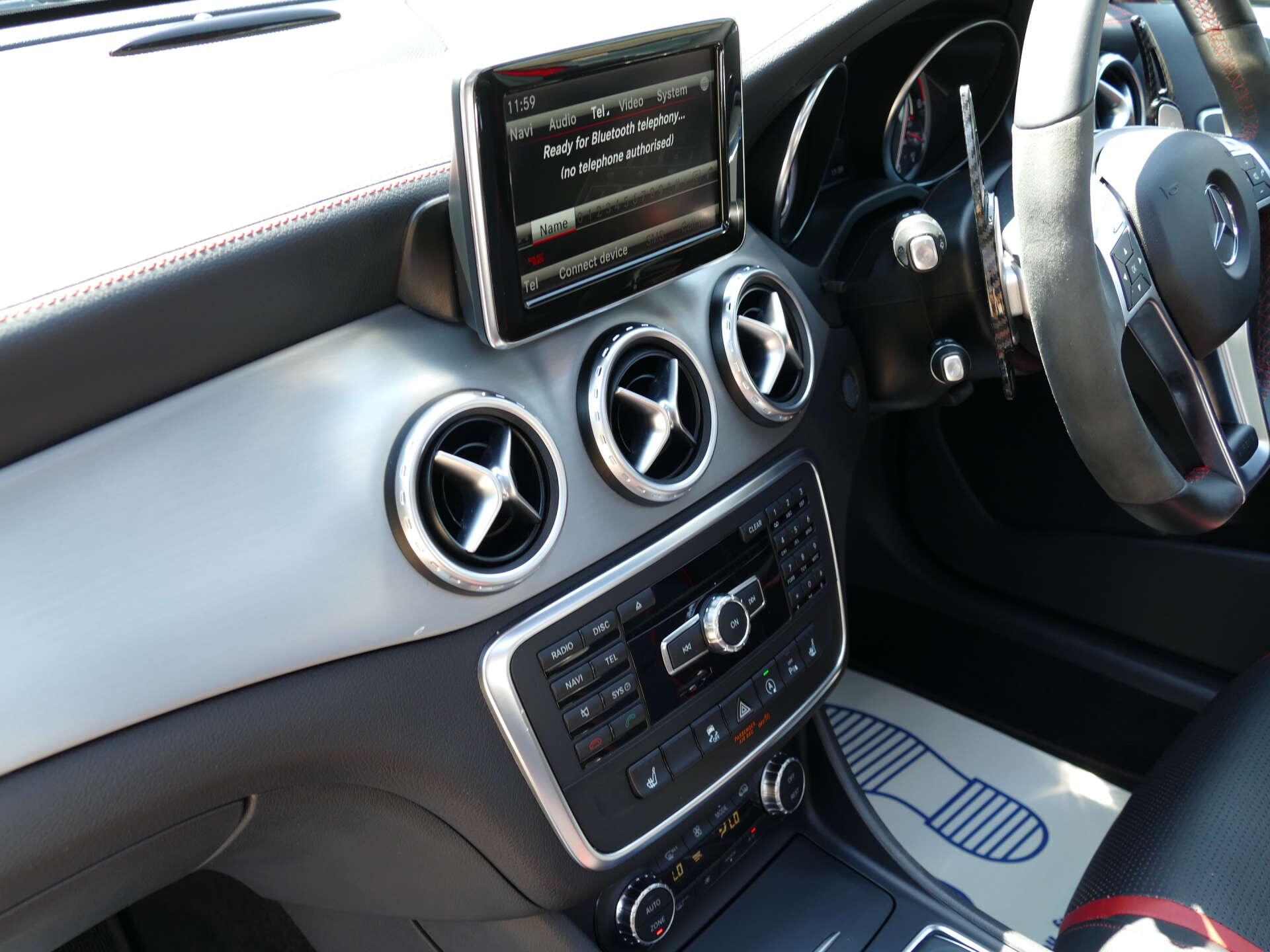 Mercedes-Benz Gla view 24
