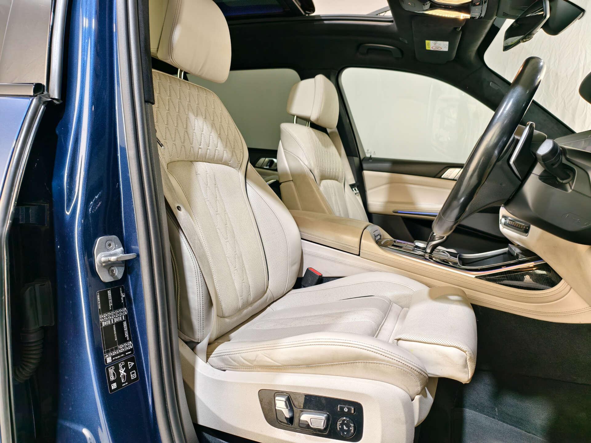 BMW X7 view 24