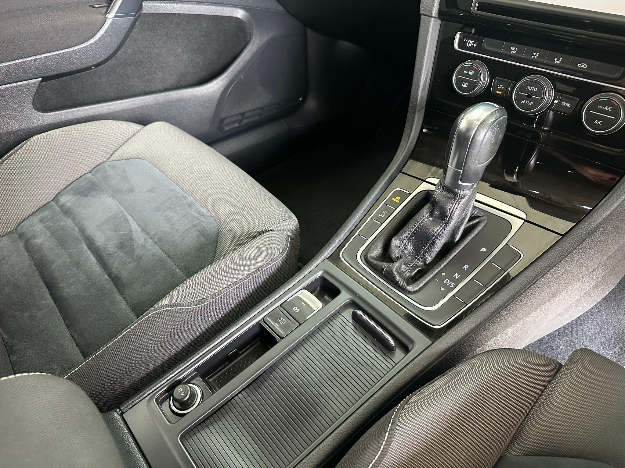 2014 Volkswagen Golf image 26