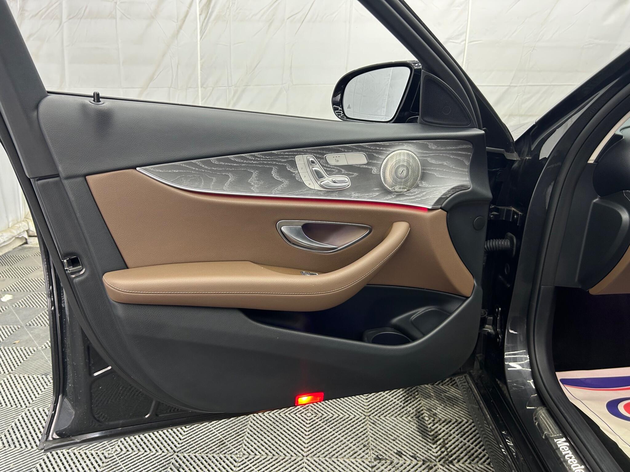 Mercedes-Benz E Class view 32