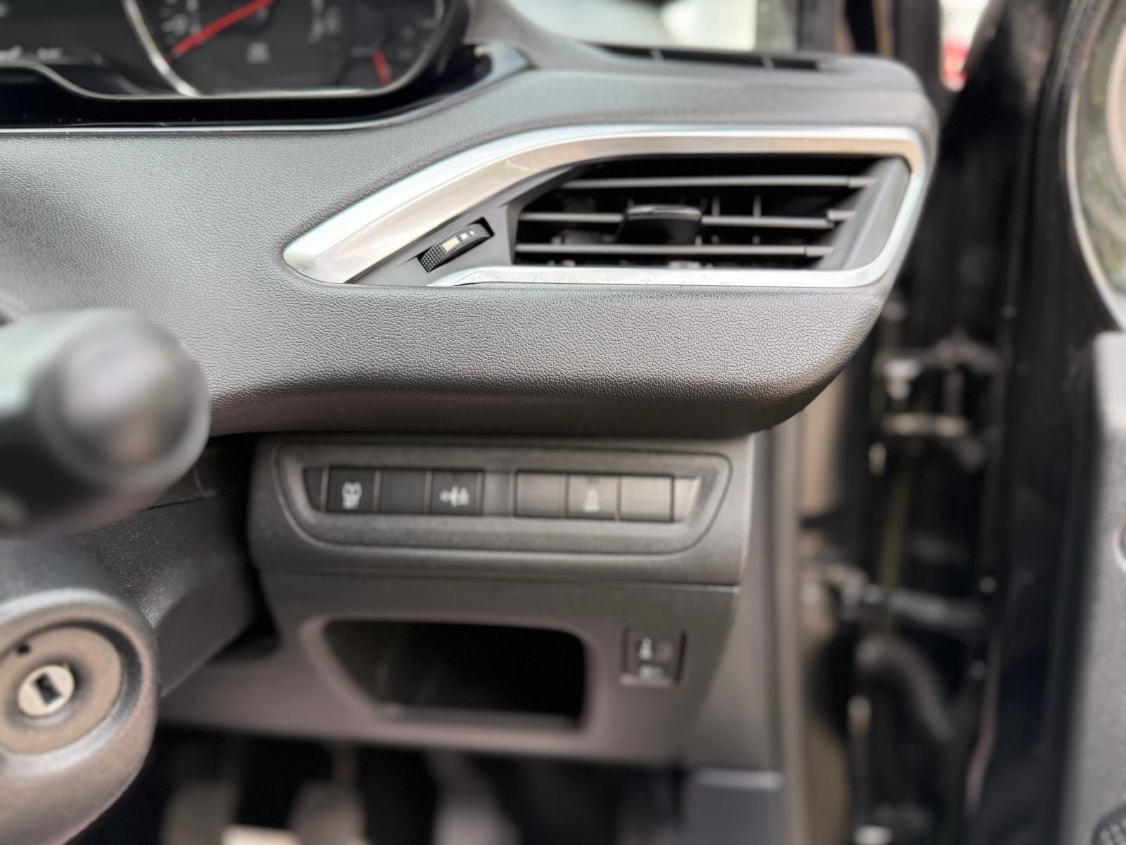 Peugeot 208 view 41