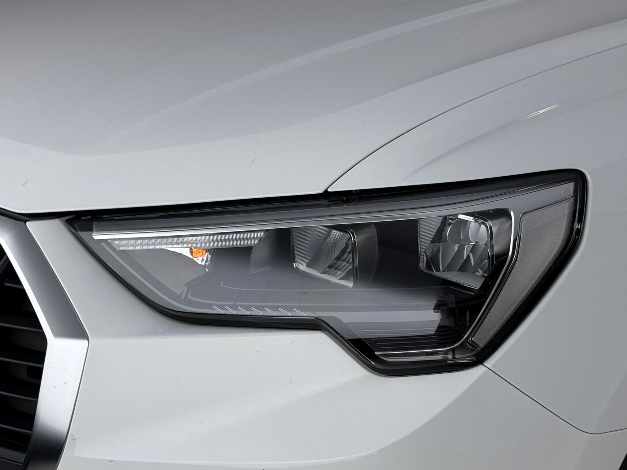 Audi Q3 view 13