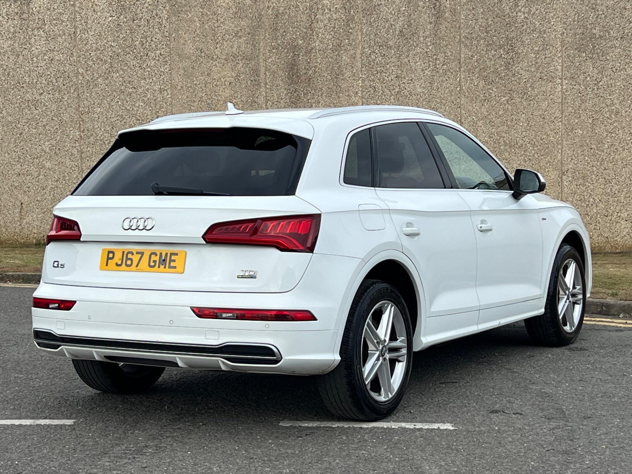 Audi Q5 view 9