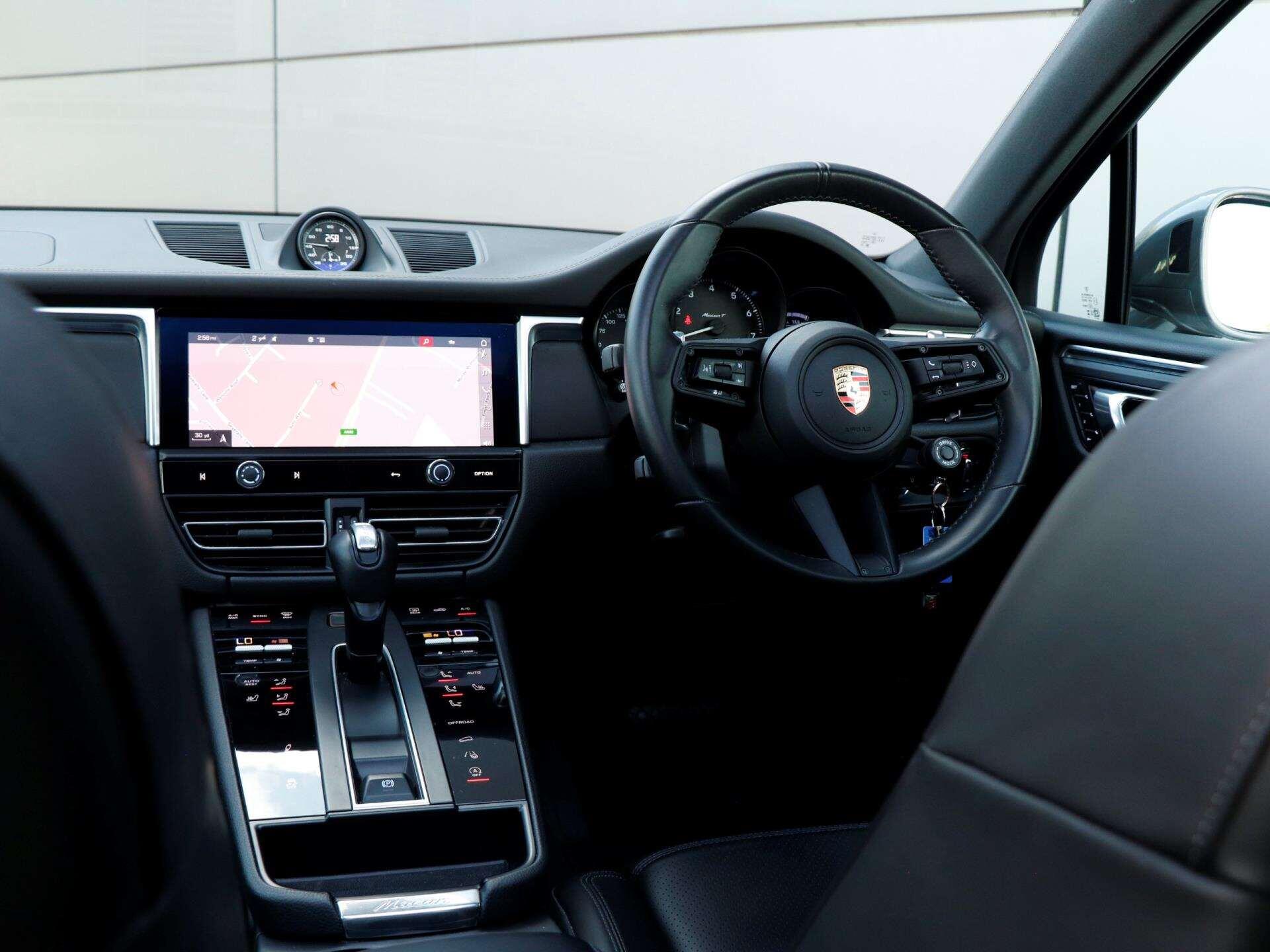 Porsche Macan view 12