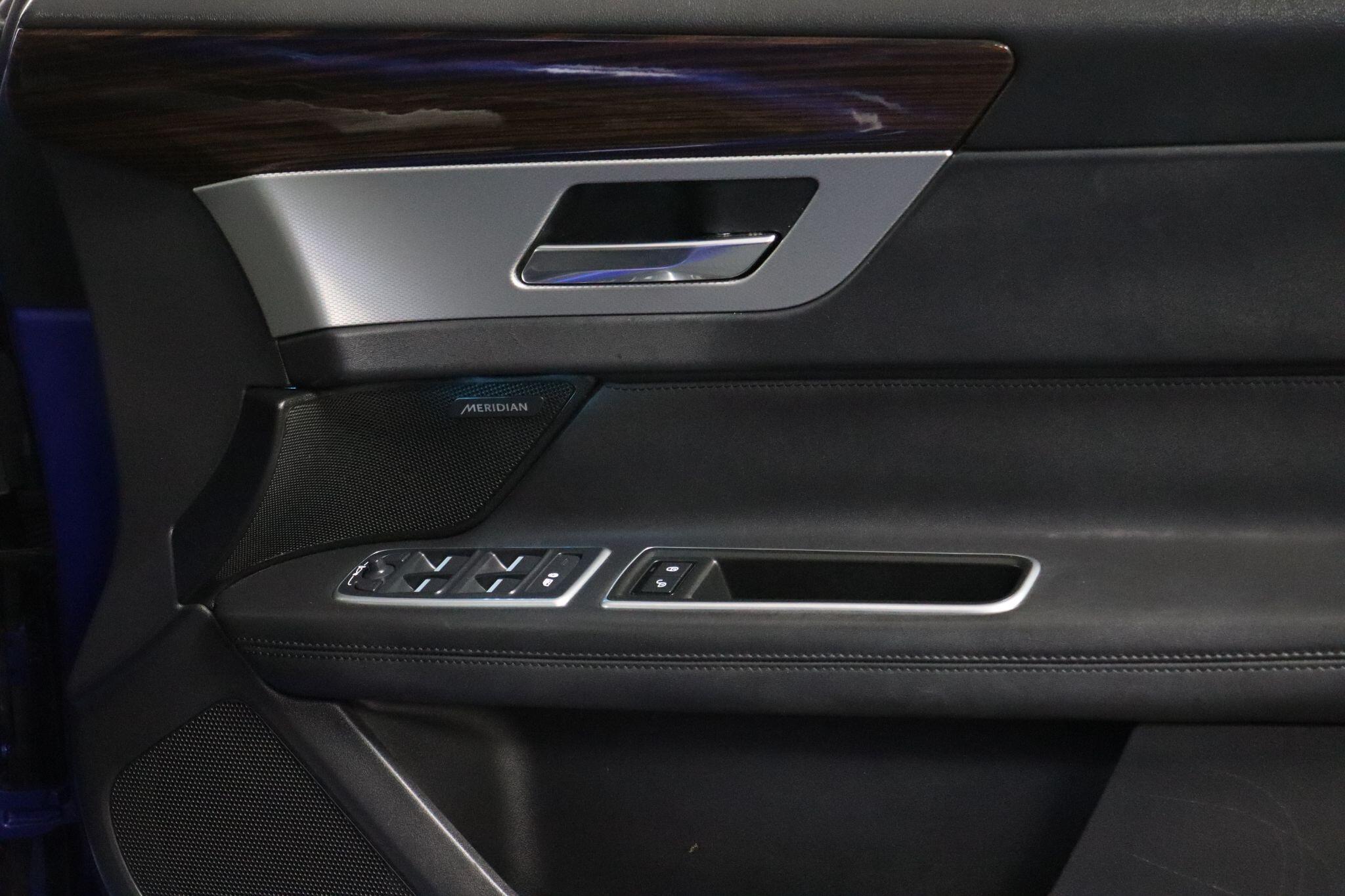 Jaguar XF view 36