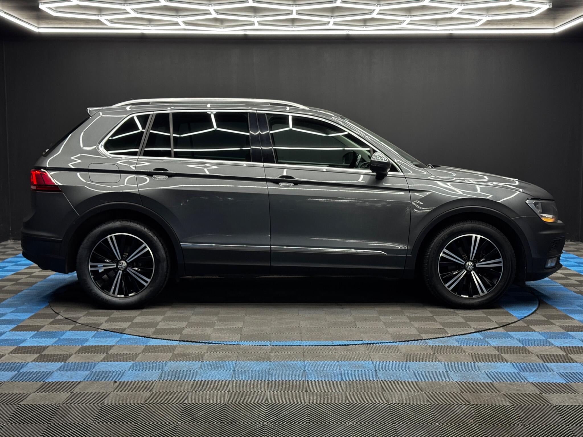 Volkswagen Tiguan view 4