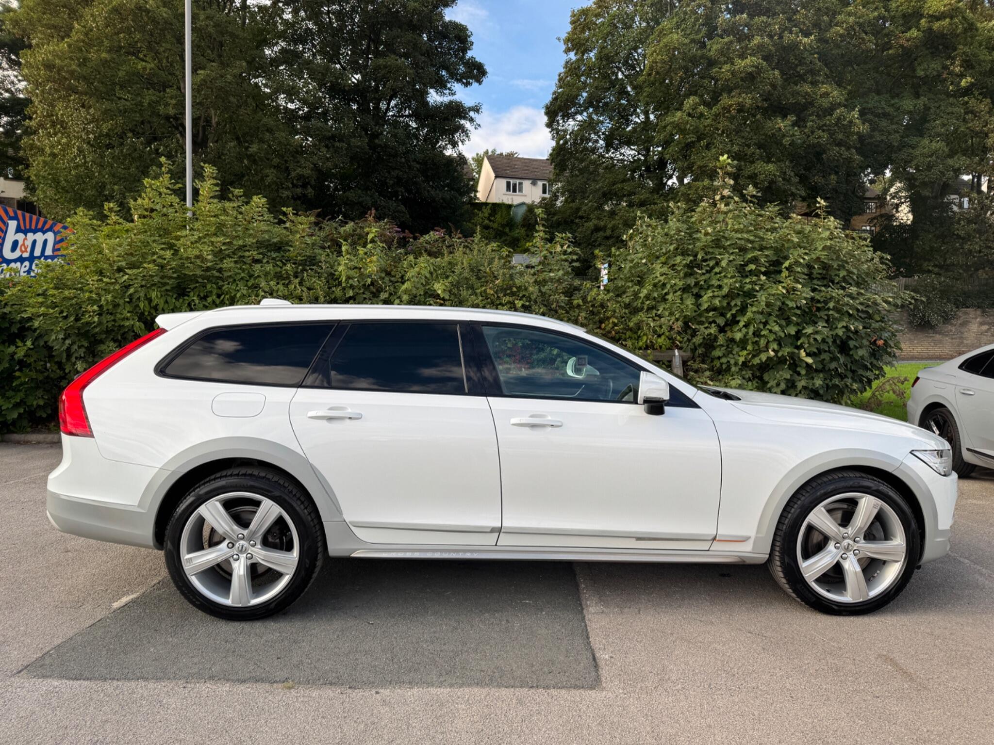 Volvo V90 Cross Country view 4