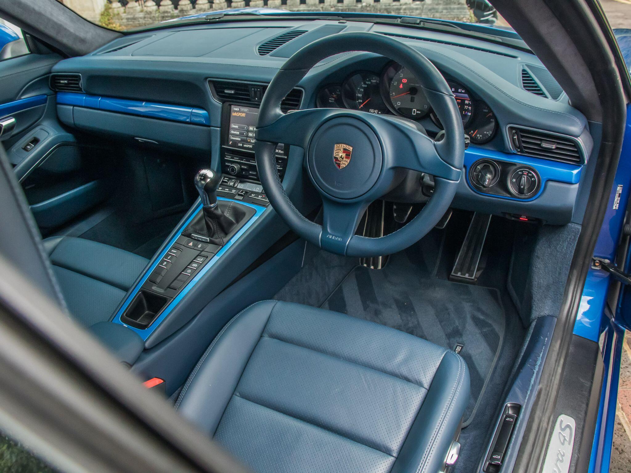 Porsche 911 view 20