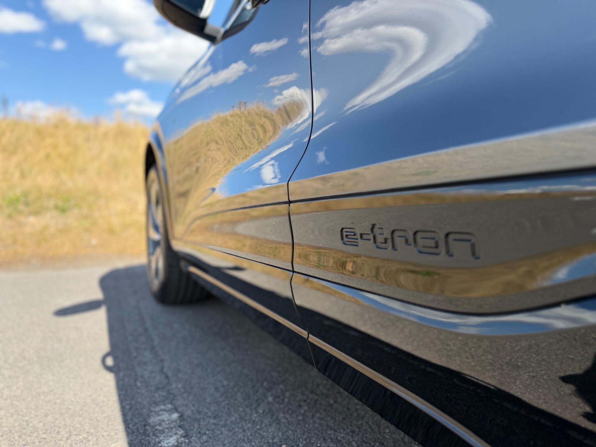 Audi E-Tron view 60