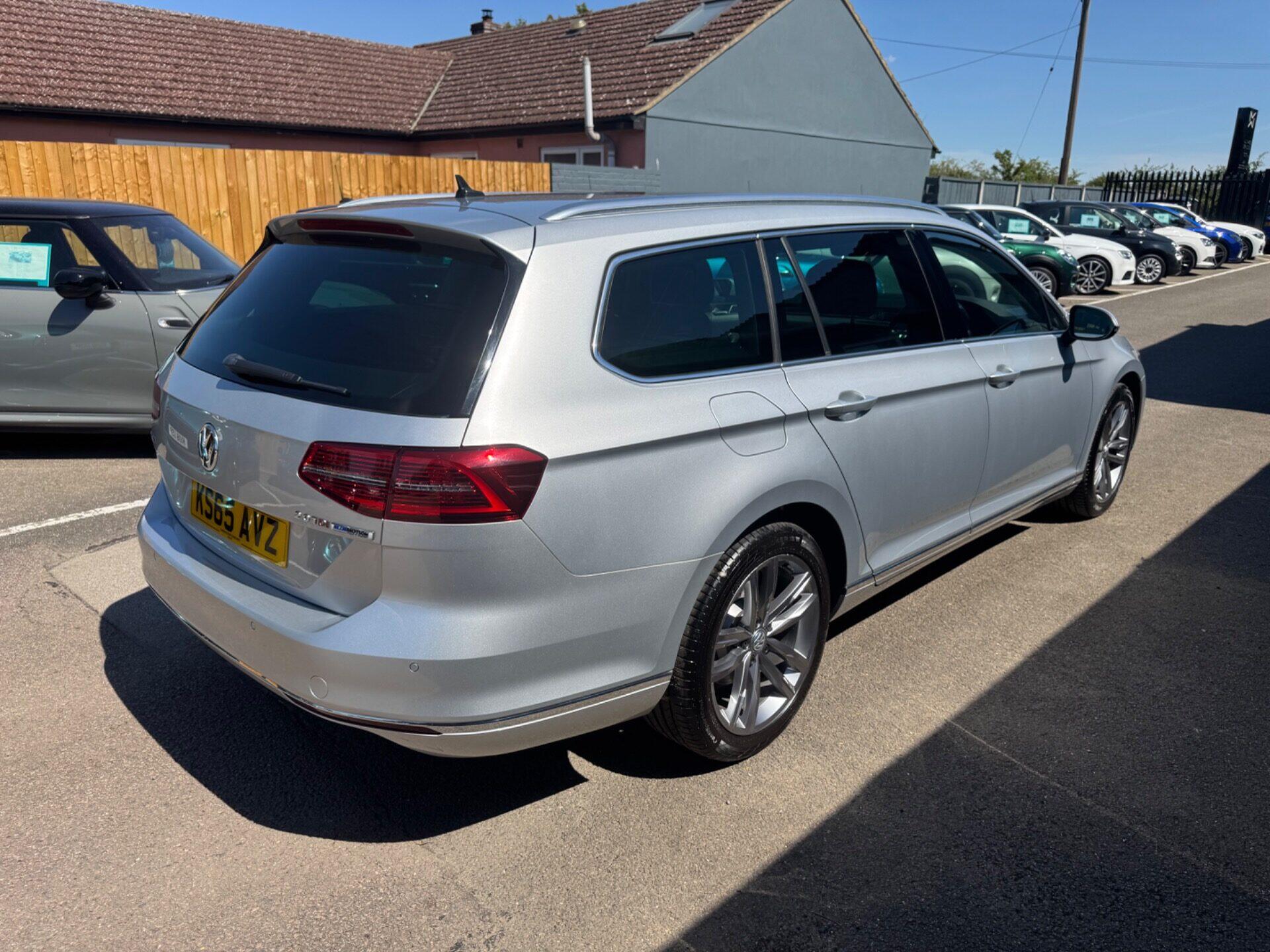 Volkswagen Passat view 3