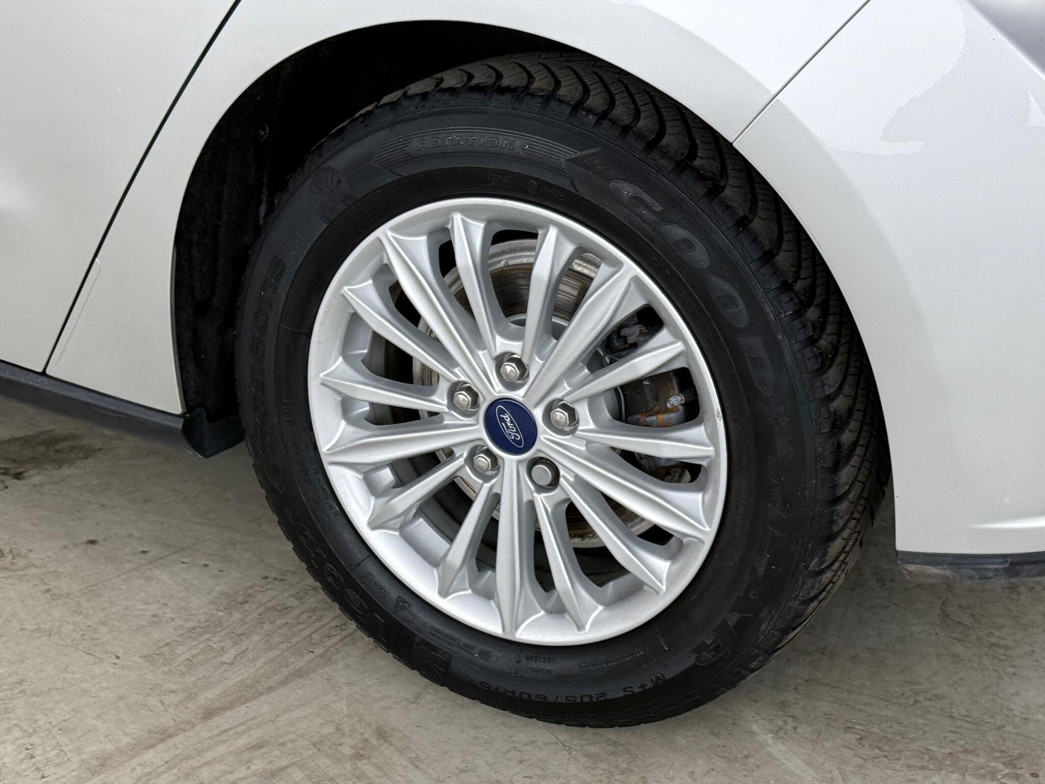Ford Focus view 9
