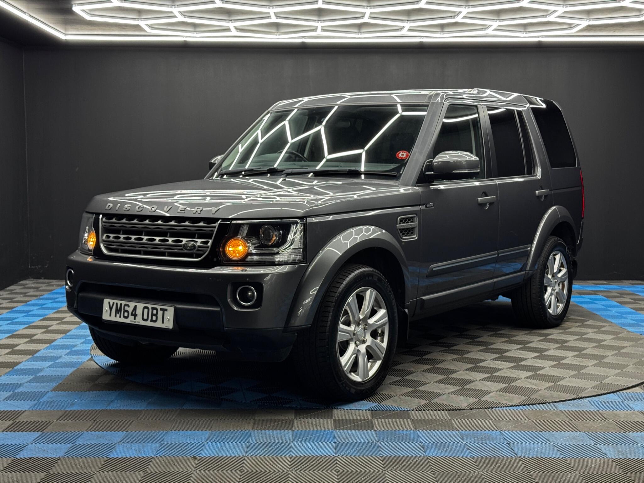Land Rover Discovery view 3