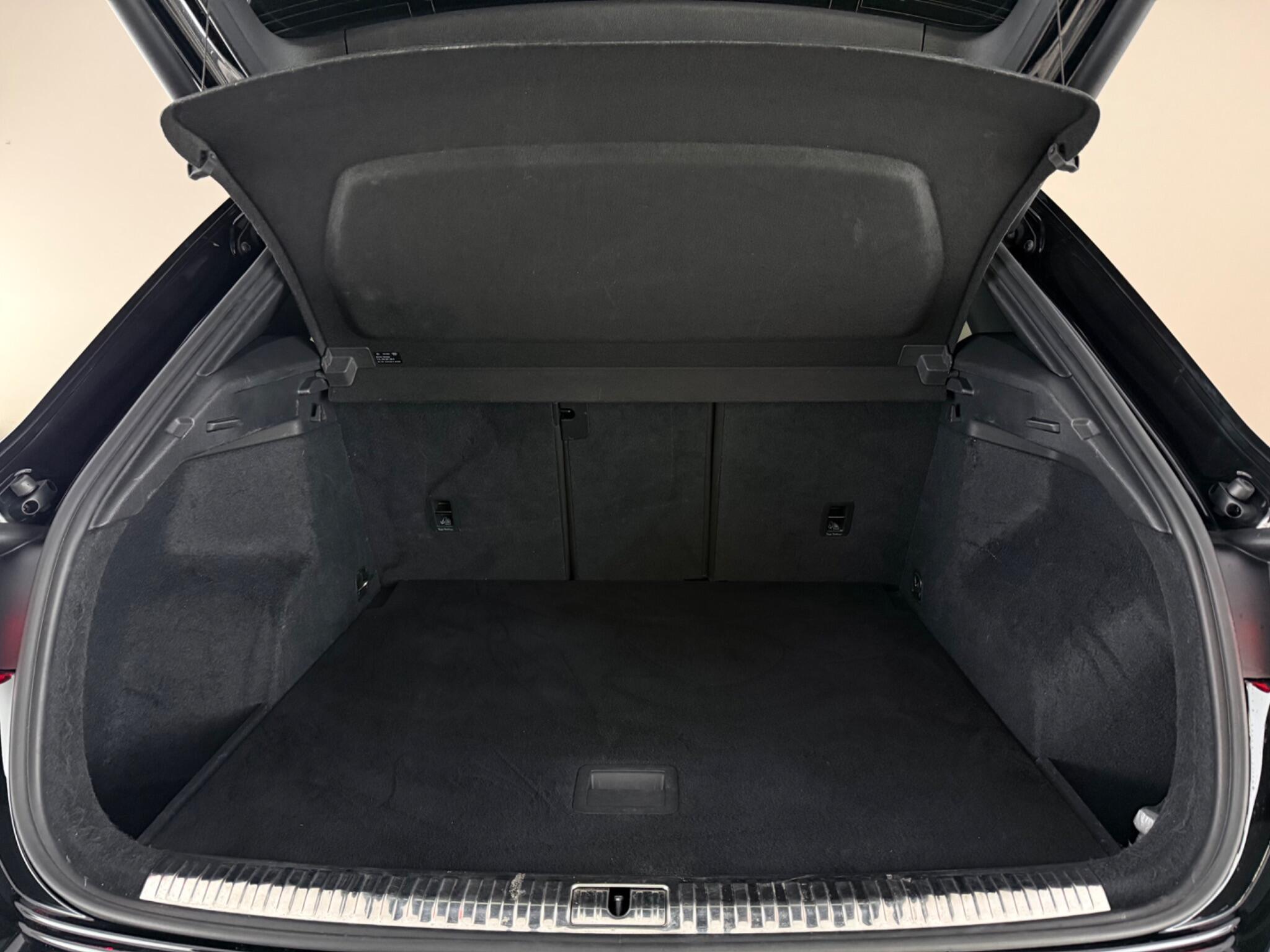 Audi Q3 view 10