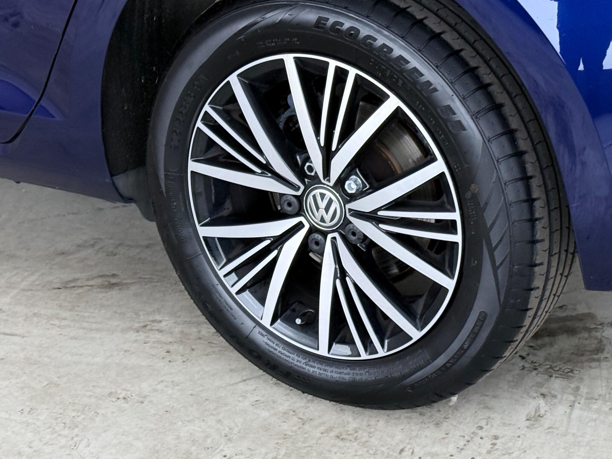 Volkswagen Golf view 9
