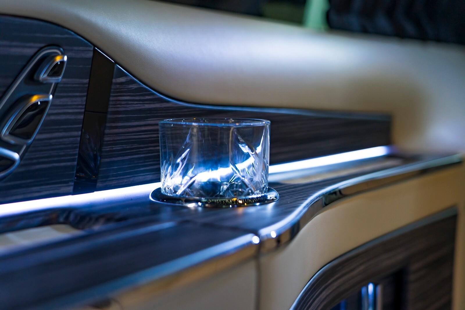 Mercedes-Benz V-Class view 23