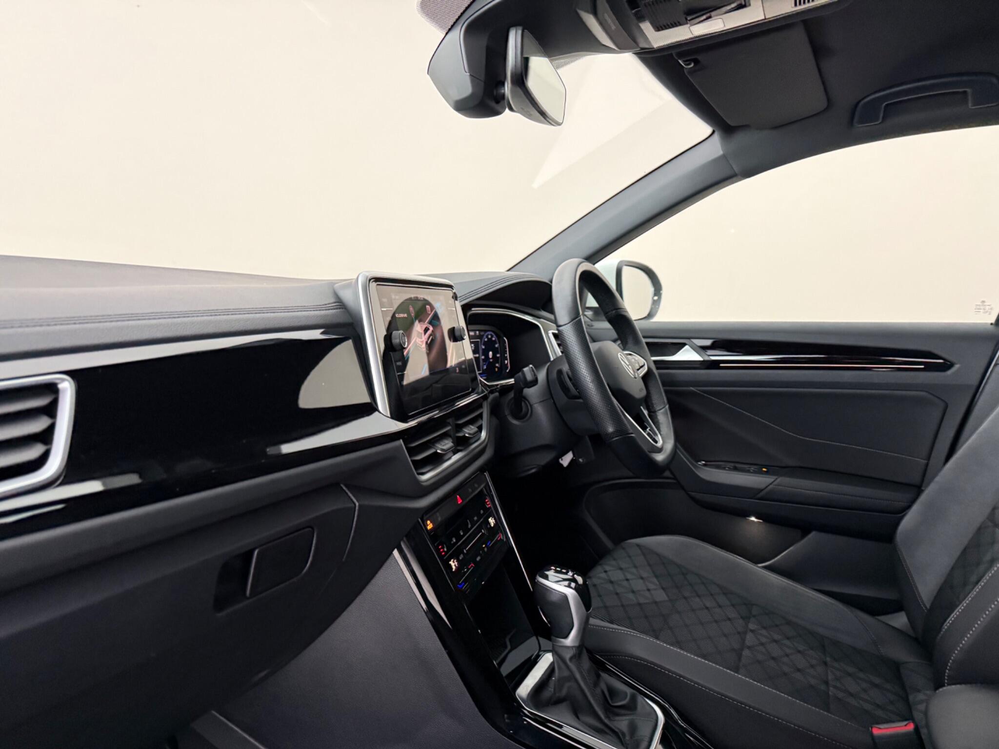 Volkswagen T-Roc view 9