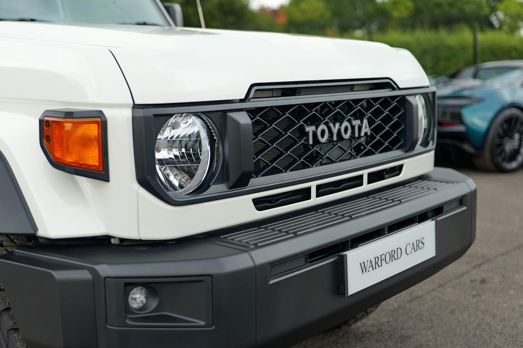 Toyota Land Cruiser view 9