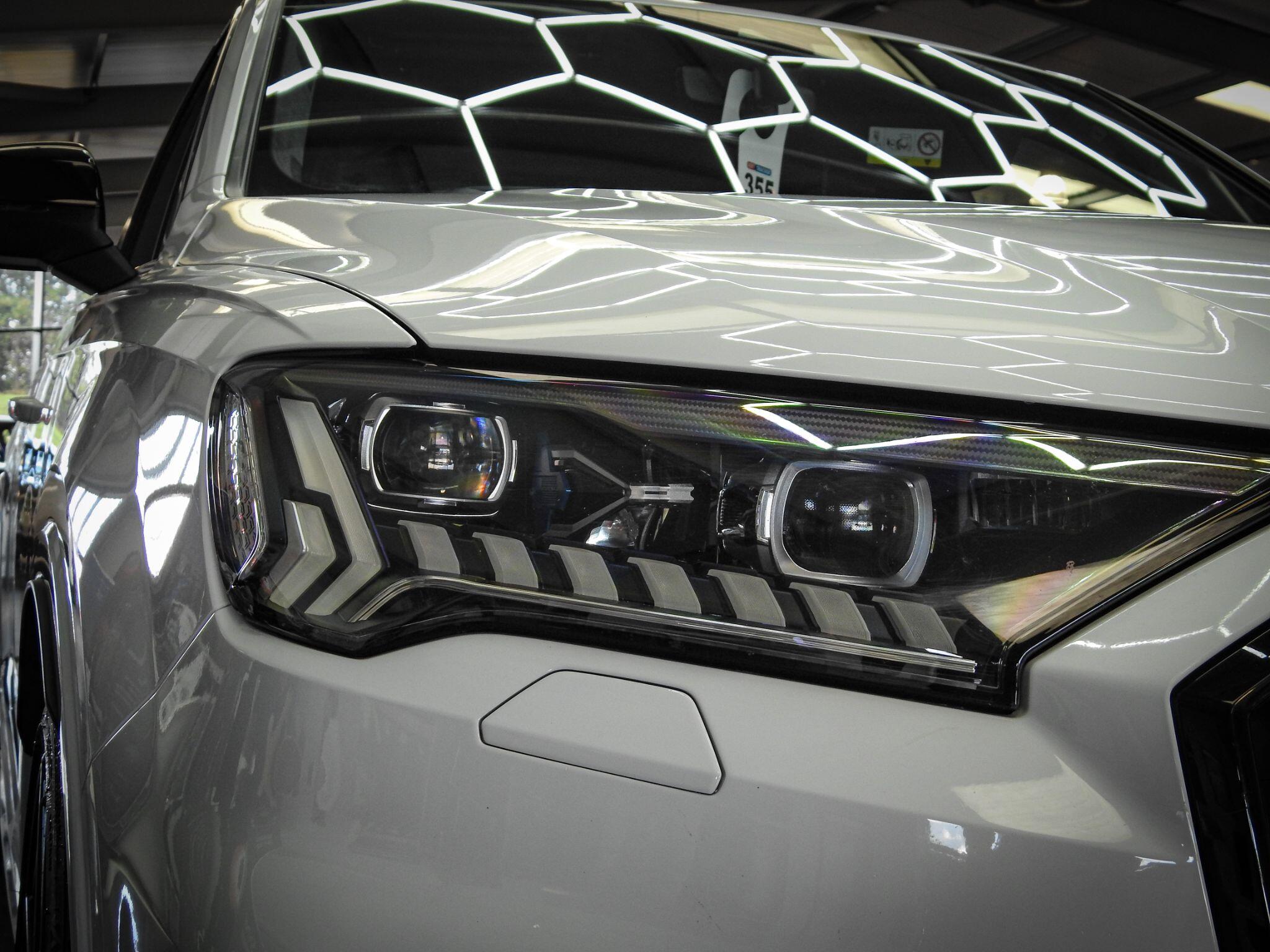 Audi SQ7 view 8