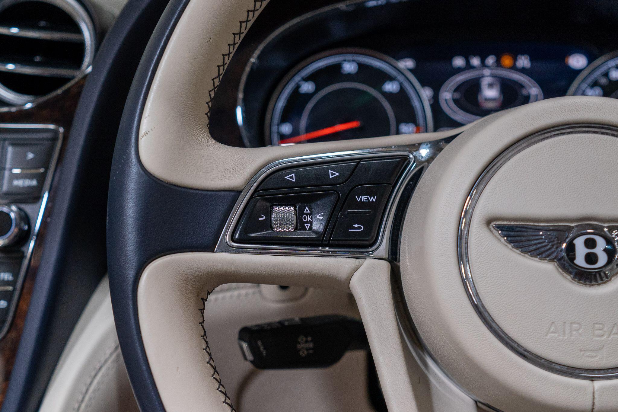 Bentley Bentayga view 33