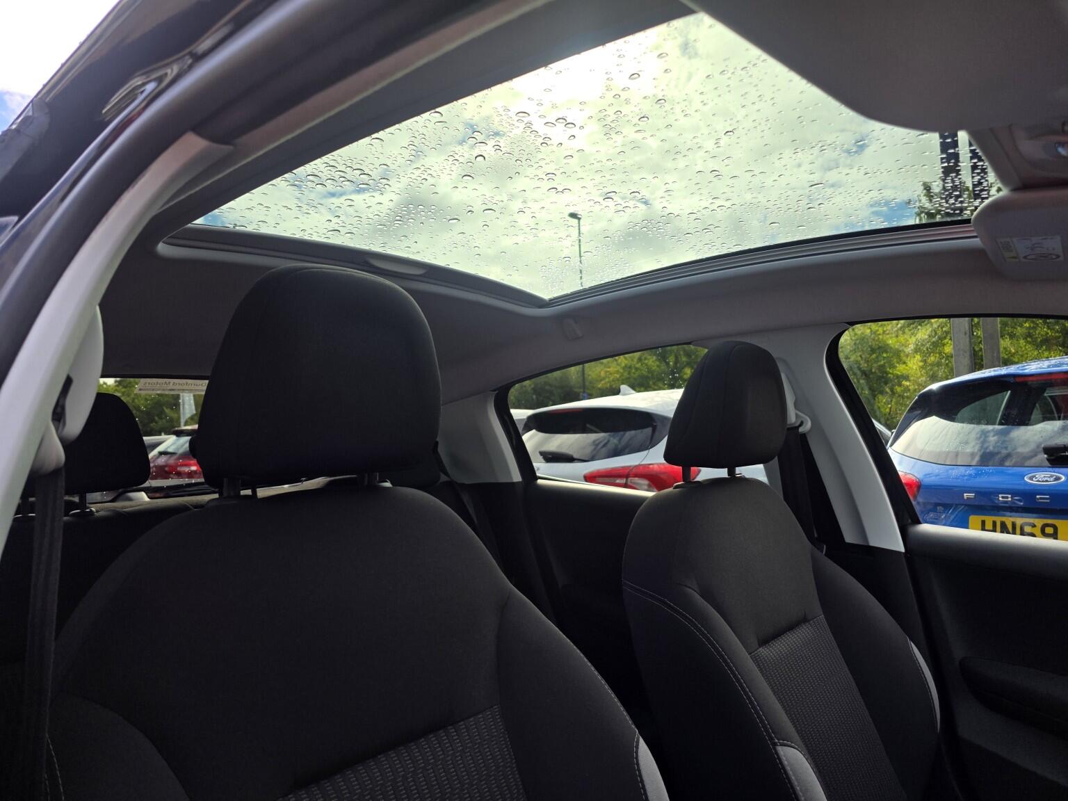 Peugeot 208 view 11