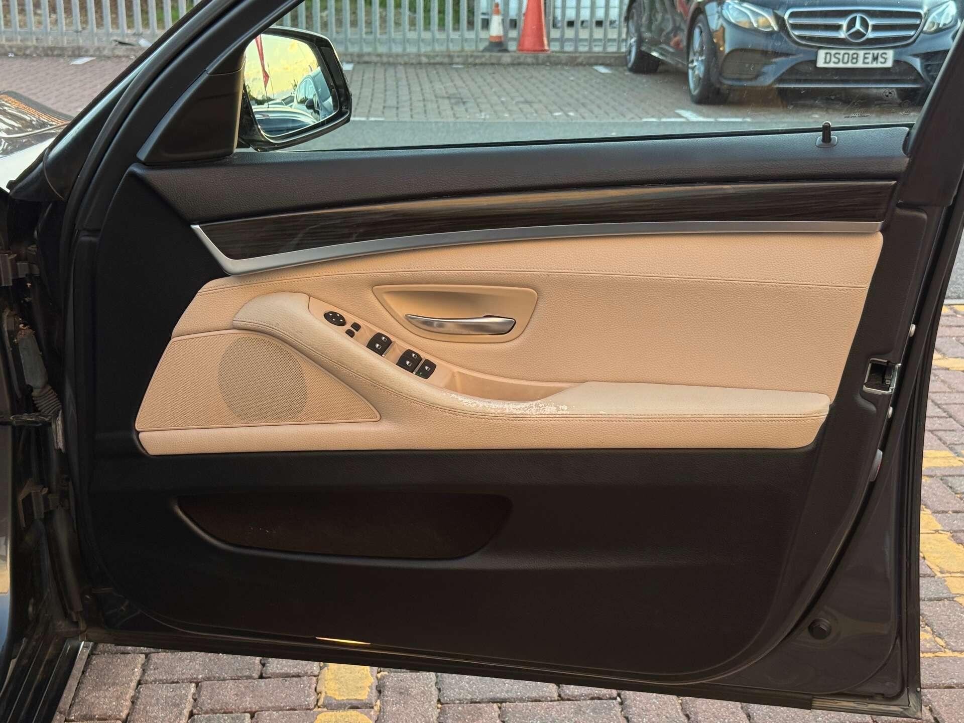 BMW 5 Series view 26