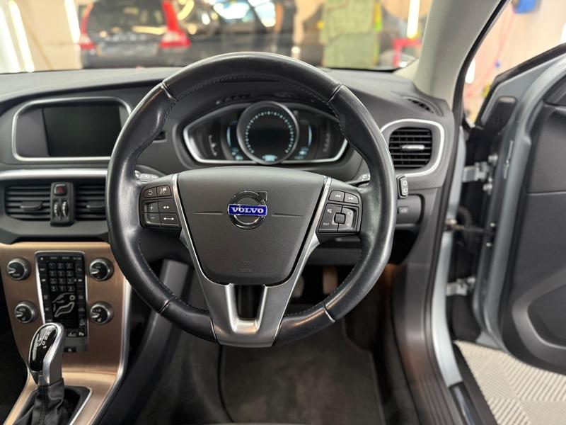 2013 Volvo V40 Cross Country image 19