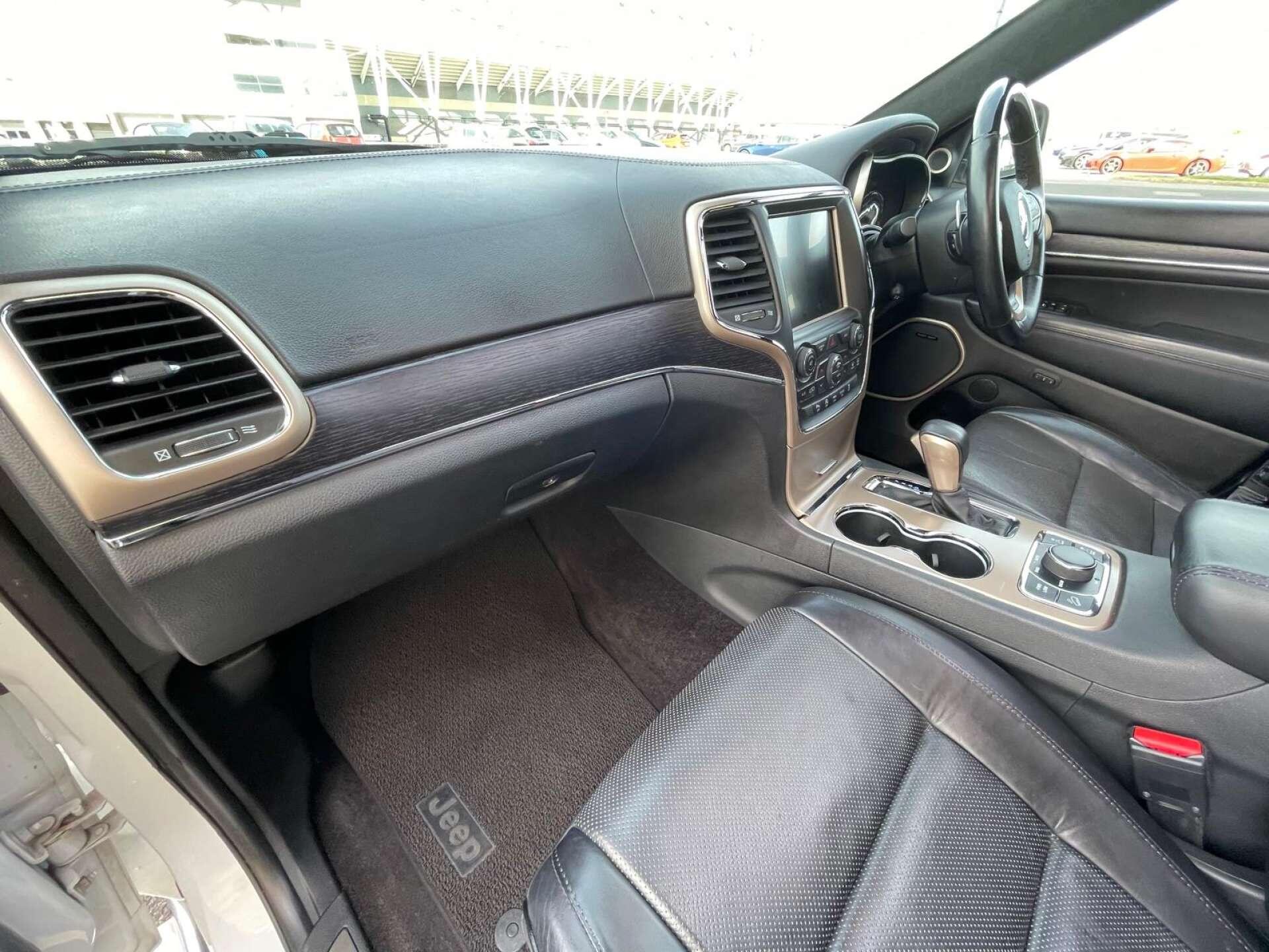 Jeep Grand Cherokee view 35
