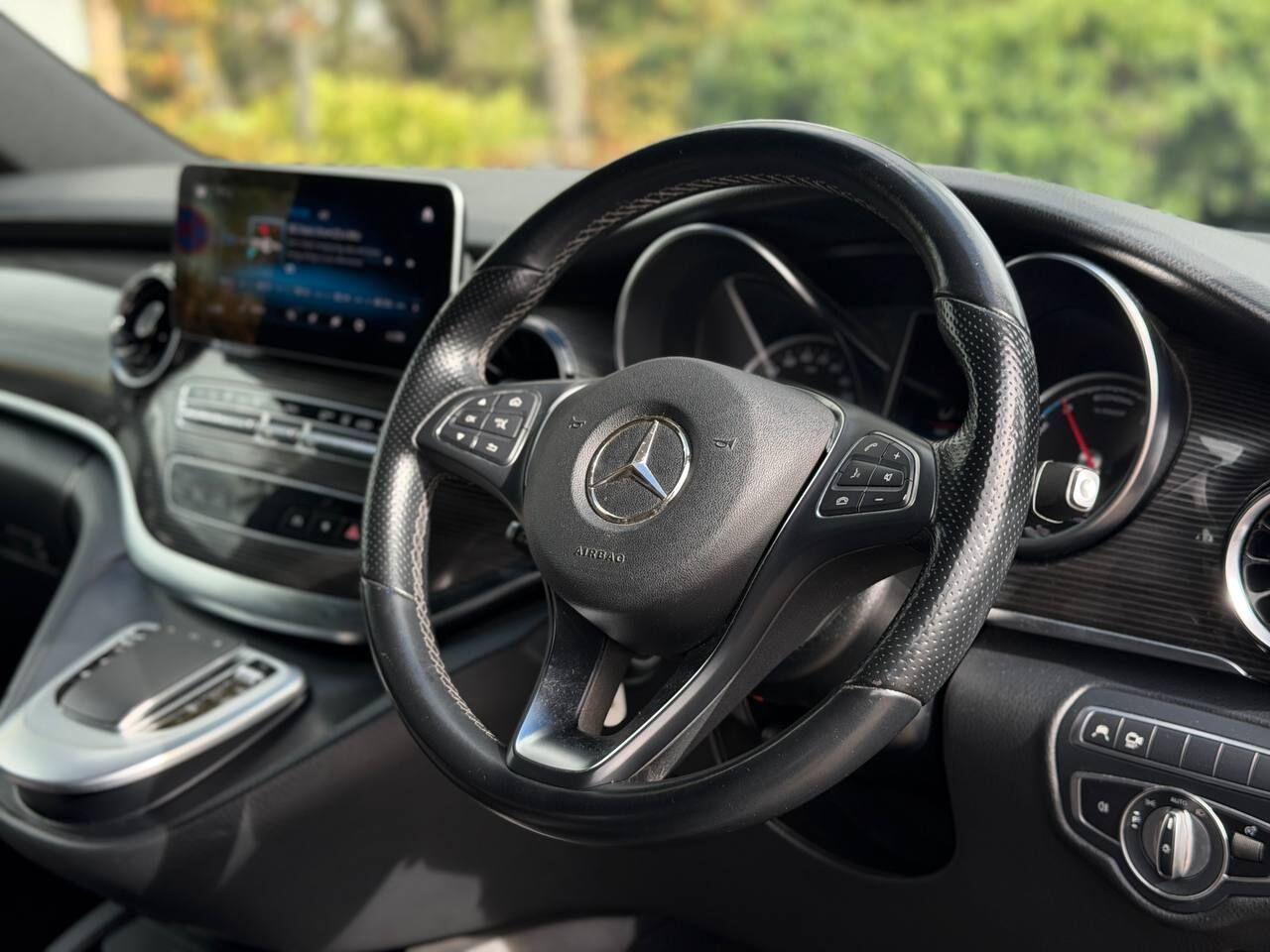Mercedes-Benz Eqv view 9